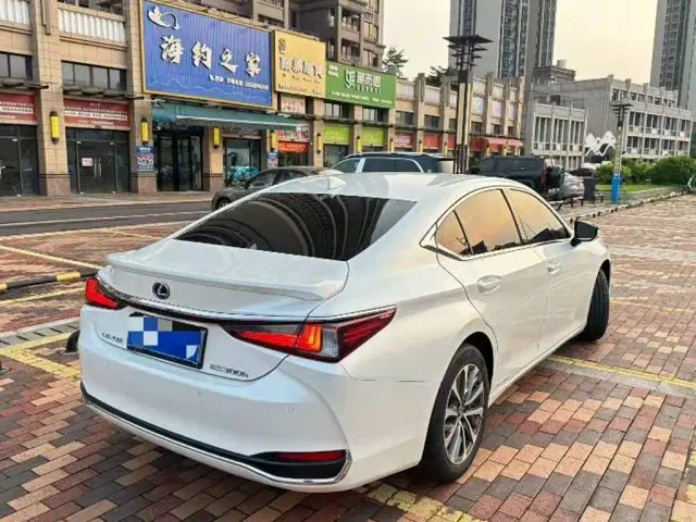 Lexus ES — Фото автомобиля 3