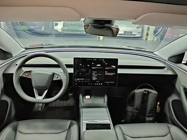 Tesla Model 3 — Фото автомобиля 9