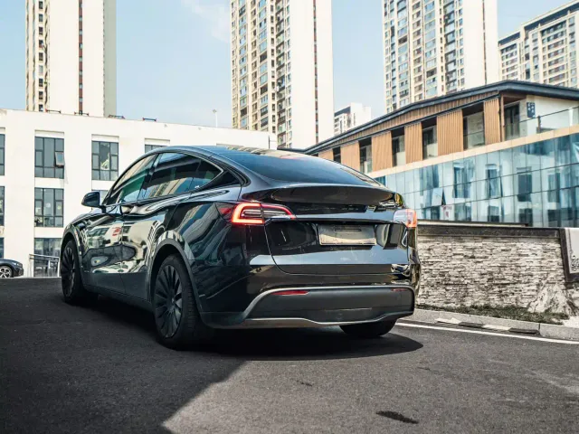 Tesla Model Y — Фото автомобиля 10