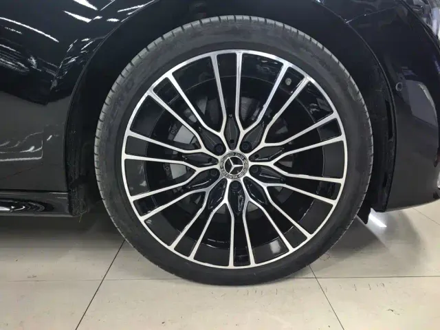 Mercedes-Benz E-Class — Фото автомобиля 3