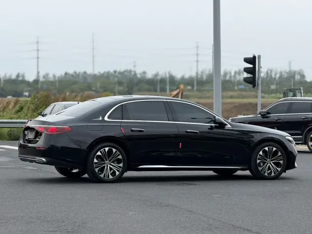 Mercedes-Benz E-Class — Фото автомобиля 3