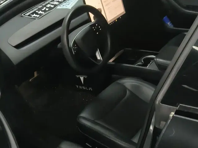 Tesla Model 3 — Фото автомобиля 22