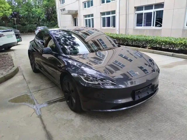 Tesla Model 3 — Фото автомобиля 21