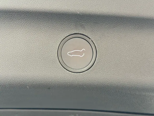 Tesla Model Y — Фото автомобиля 18