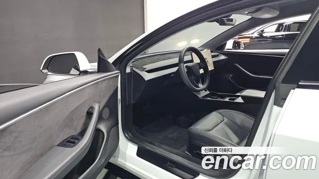 Tesla Model 3 — Фото автомобиля 10