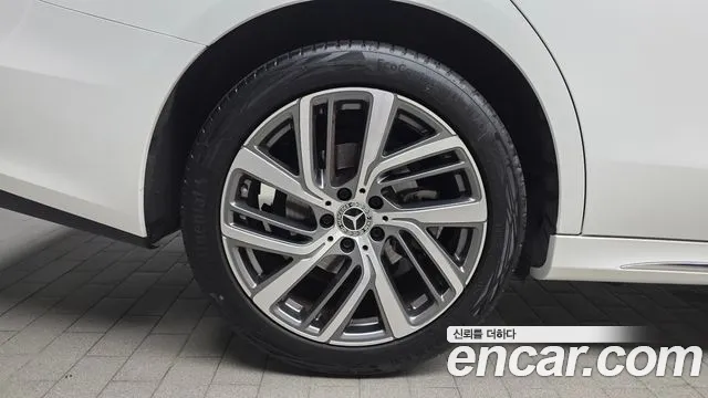 Mercedes-Benz E-Class — Фото автомобиля 5