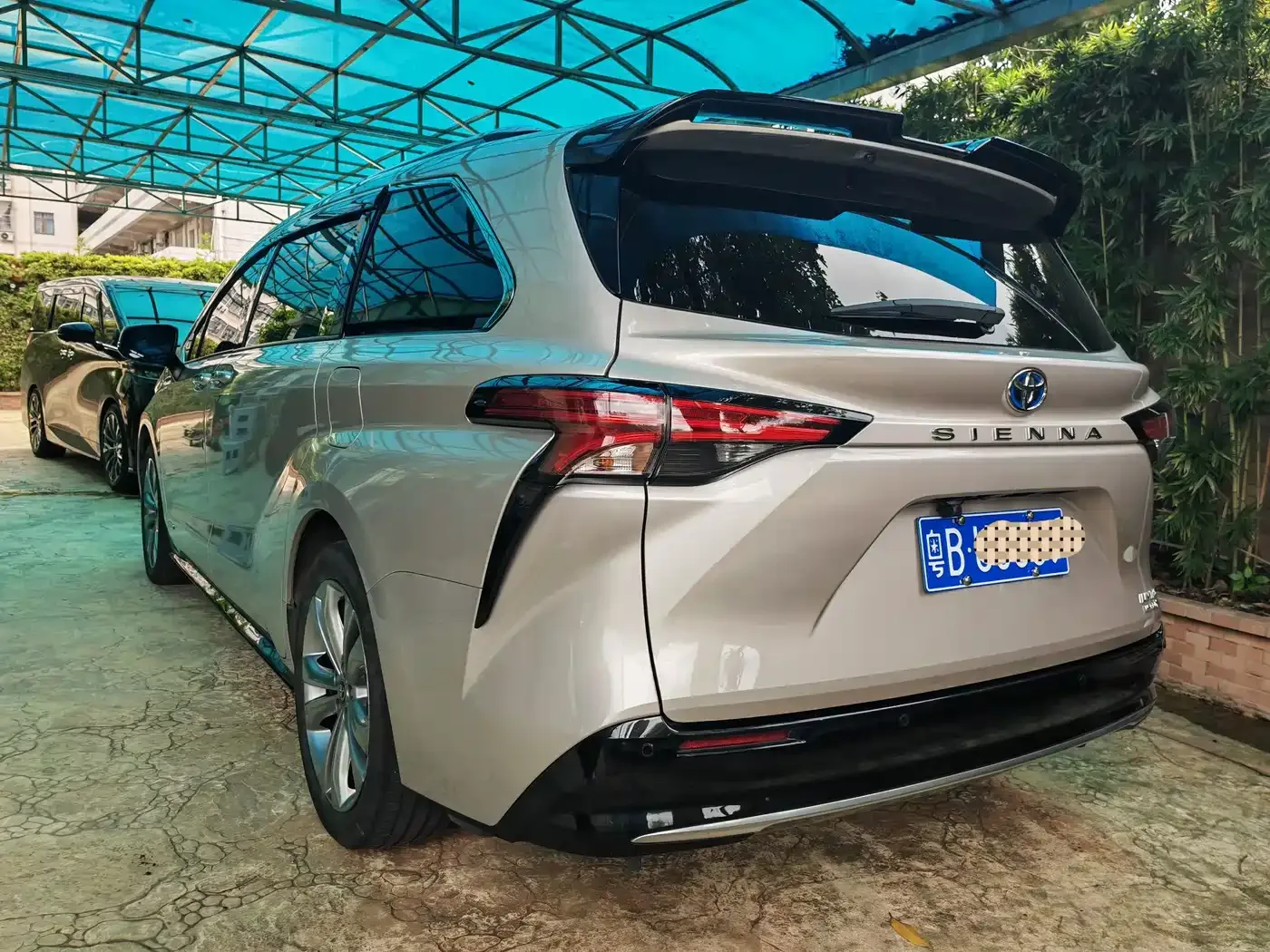 Toyota Toyota Sienna 2021 2.5L Hybrid Premium Edition — Фото автомобиля 4