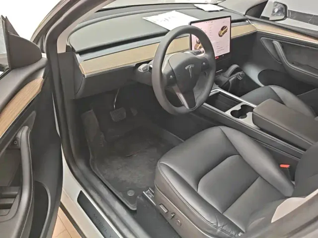 Tesla Model Y — Фото автомобиля 15