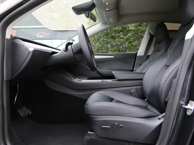 Tesla Model Y — Фото автомобиля 14