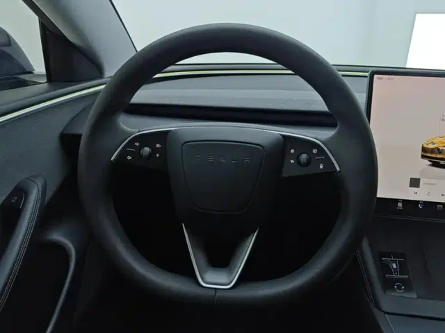 Tesla Model 3 — Фото автомобиля 15