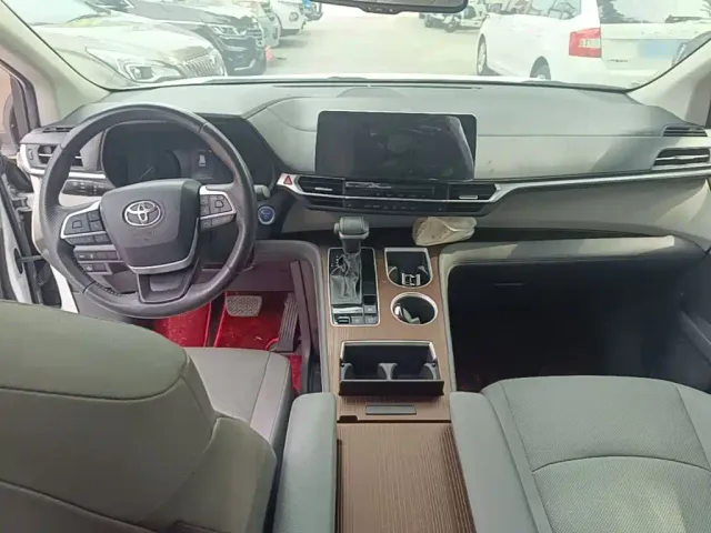 Toyota Sienna — Фото автомобиля 9