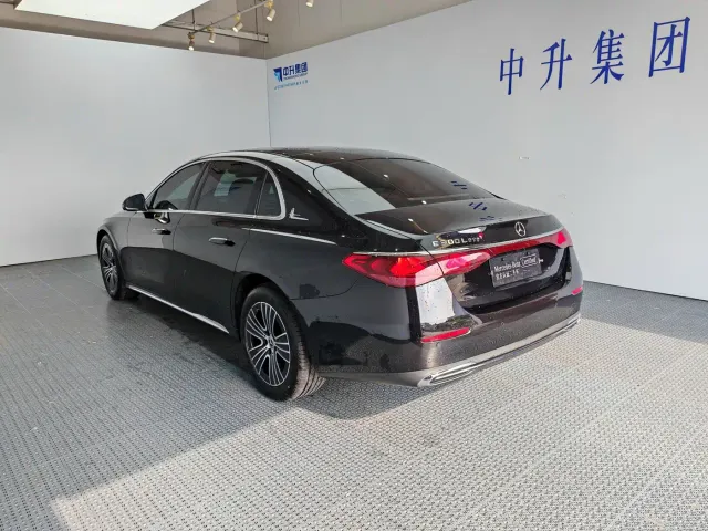 Mercedes-Benz E-Class — Фото автомобиля 4