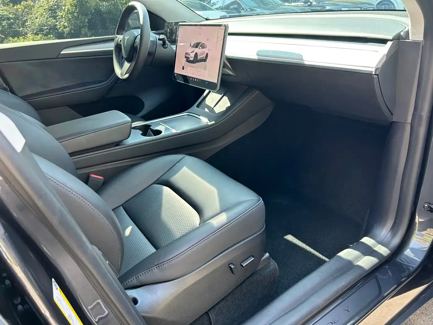 Tesla Model Y 2024 Rear-Wheel Drive Version — Фото автомобиля 23