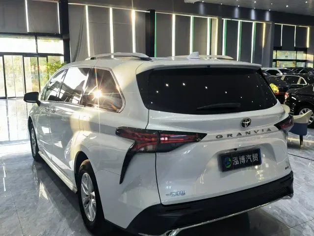 Toyota Granvia — Фото автомобиля 13
