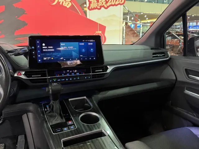 Toyota Sienna — Фото автомобиля 9
