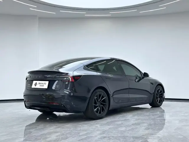 Tesla Model 3 — Фото автомобиля 5