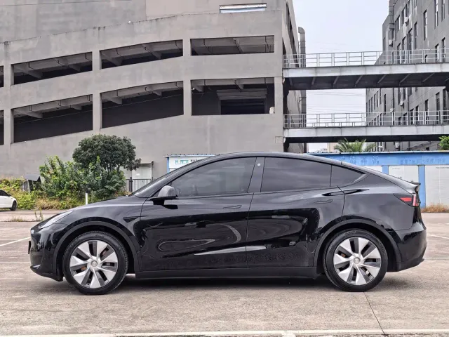 Tesla Model Y — Фото автомобиля 3
