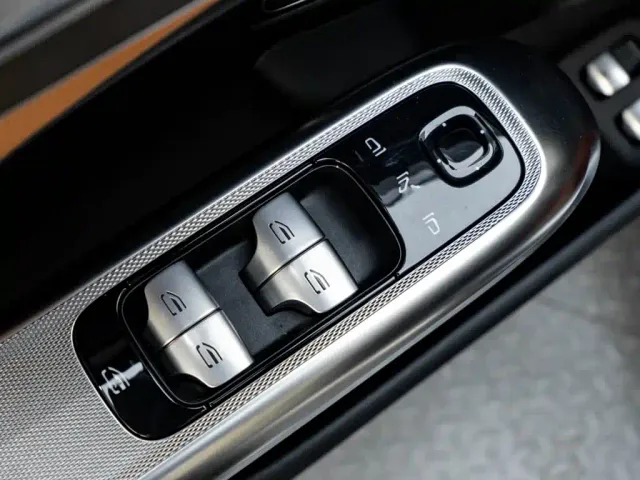 Mercedes-Benz E-Class — Фото автомобиля 21