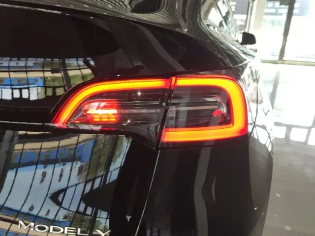 Tesla Model Y — Фото автомобиля 7