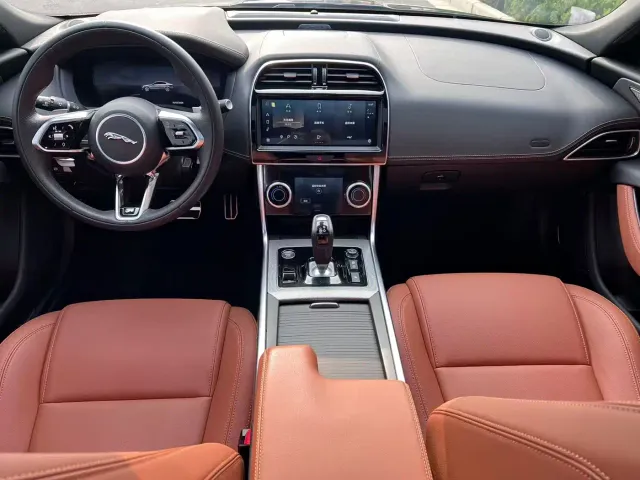 Jaguar XEL — Фото автомобиля 11