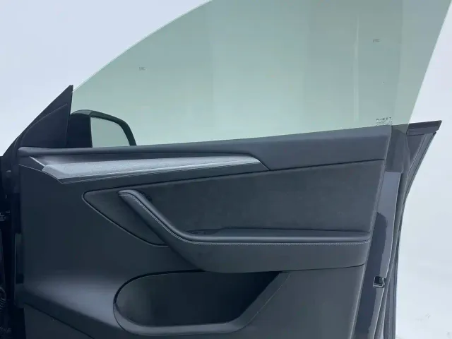Tesla Model Y — Фото автомобиля 18