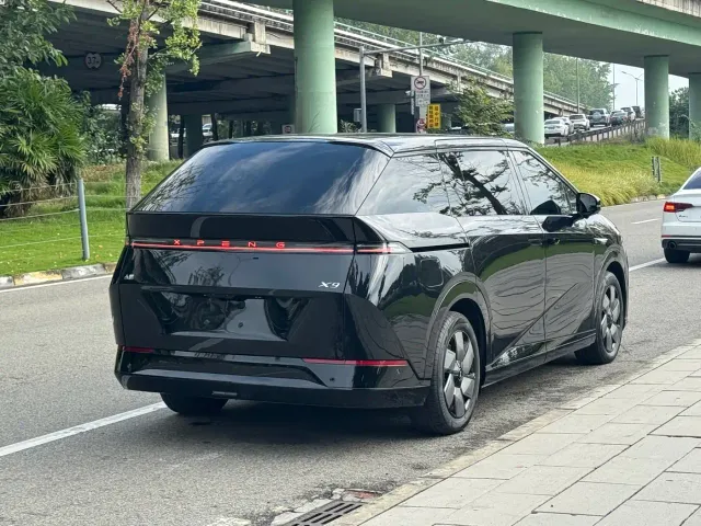 Xpeng X9 — Фото автомобиля 5