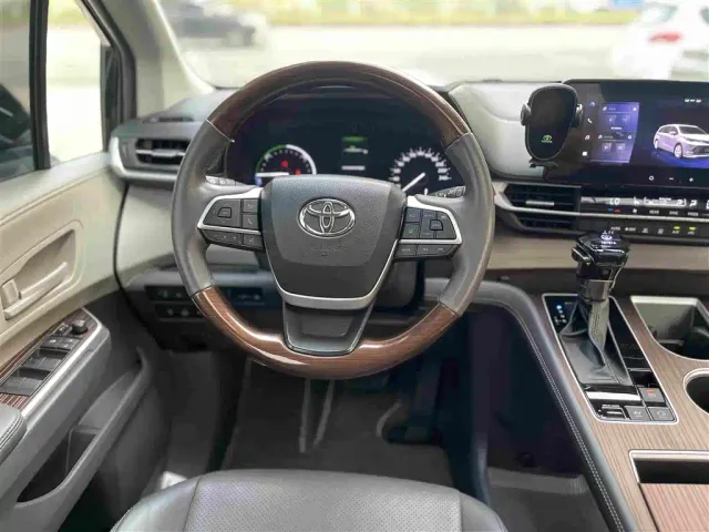 Toyota Sienna — Фото автомобиля 8