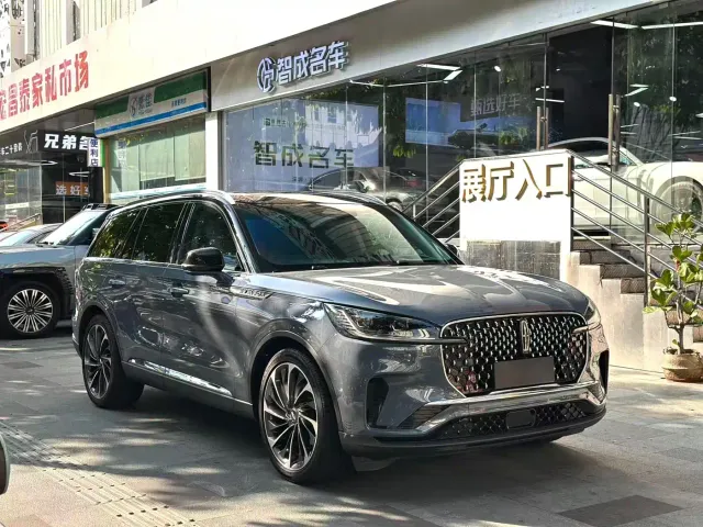 Lincoln Aviator — Фото автомобиля 3