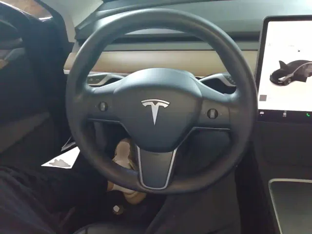 Tesla Model 3 — Фото автомобиля 10