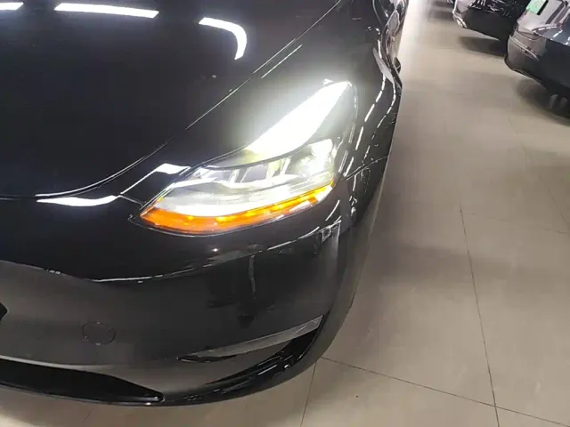 Tesla Model Y — Фото автомобиля 23