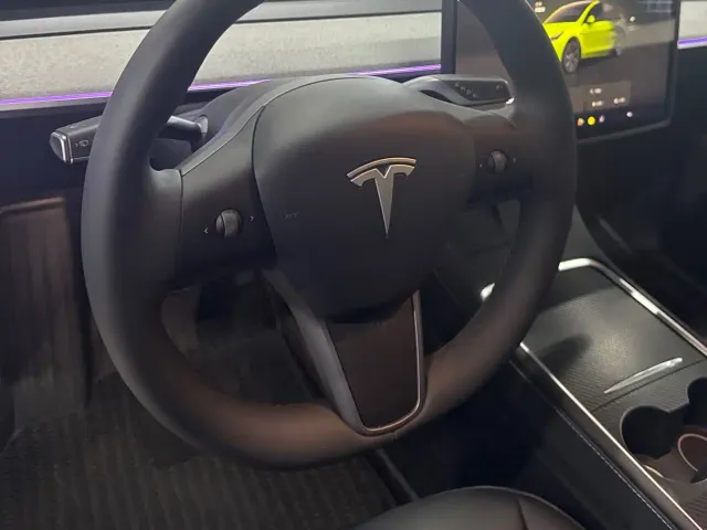 Tesla Model Y — Фото автомобиля 12