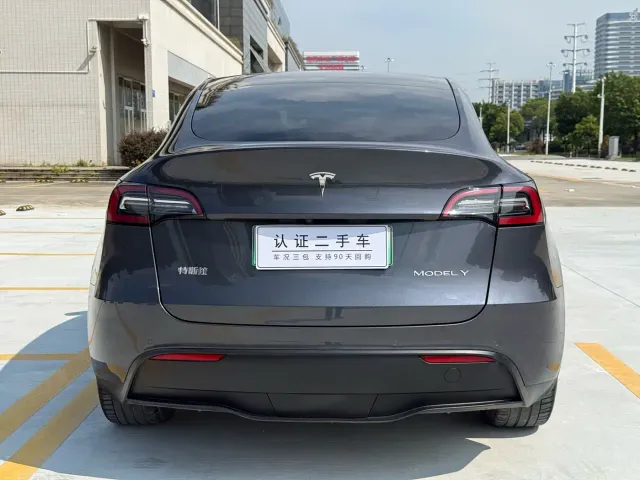 Tesla Model Y — Фото автомобиля 14
