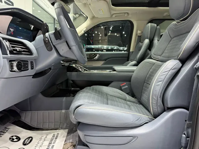 Lincoln Navigator — Фото автомобиля 11