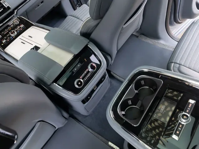 Lincoln Navigator — Фото автомобиля 10