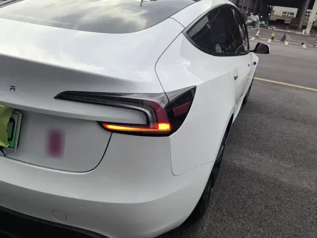 Tesla Model 3 — Фото автомобиля 7