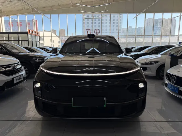 Li Auto L8 — Фото автомобиля 2