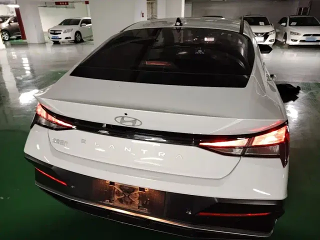 Hyundai Elantra — Фото автомобиля 5