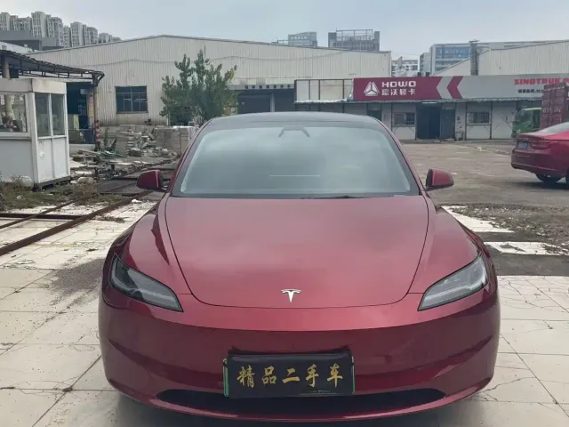 Tesla Model 3 — Фото автомобиля 2