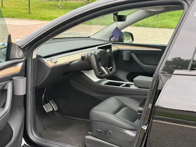 Tesla Model Y — Фото автомобиля 19