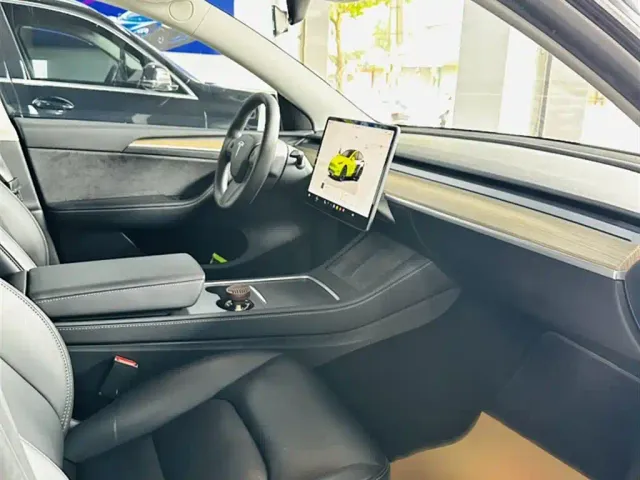 Tesla Model Y — Фото автомобиля 20