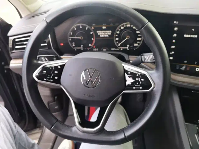 Volkswagen Touareg — Фото автомобиля 14