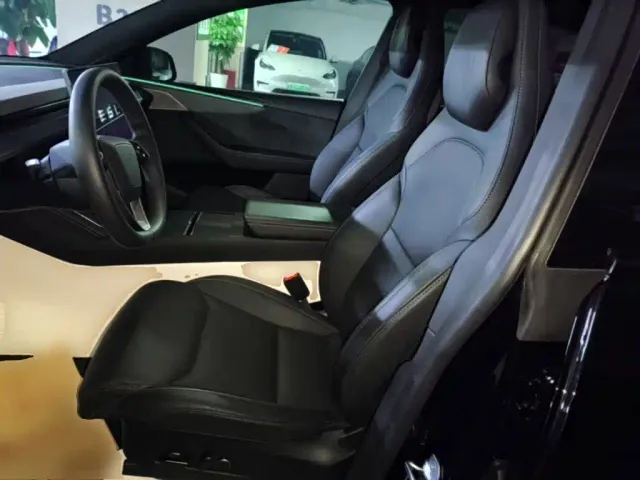 Tesla Model Y L — Фото автомобиля 14