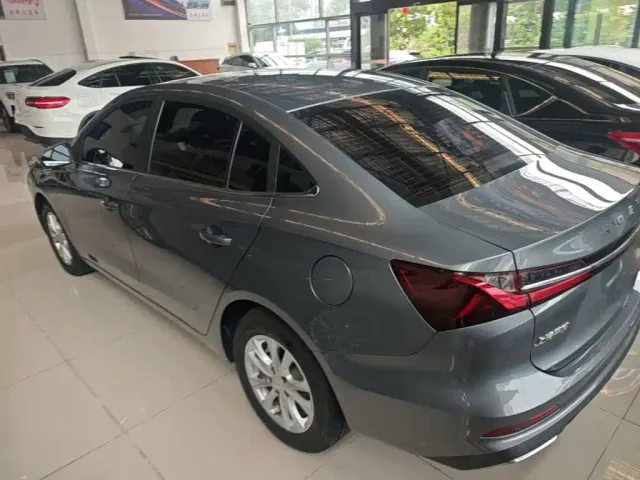 Roewe i5 — Фото автомобиля 4