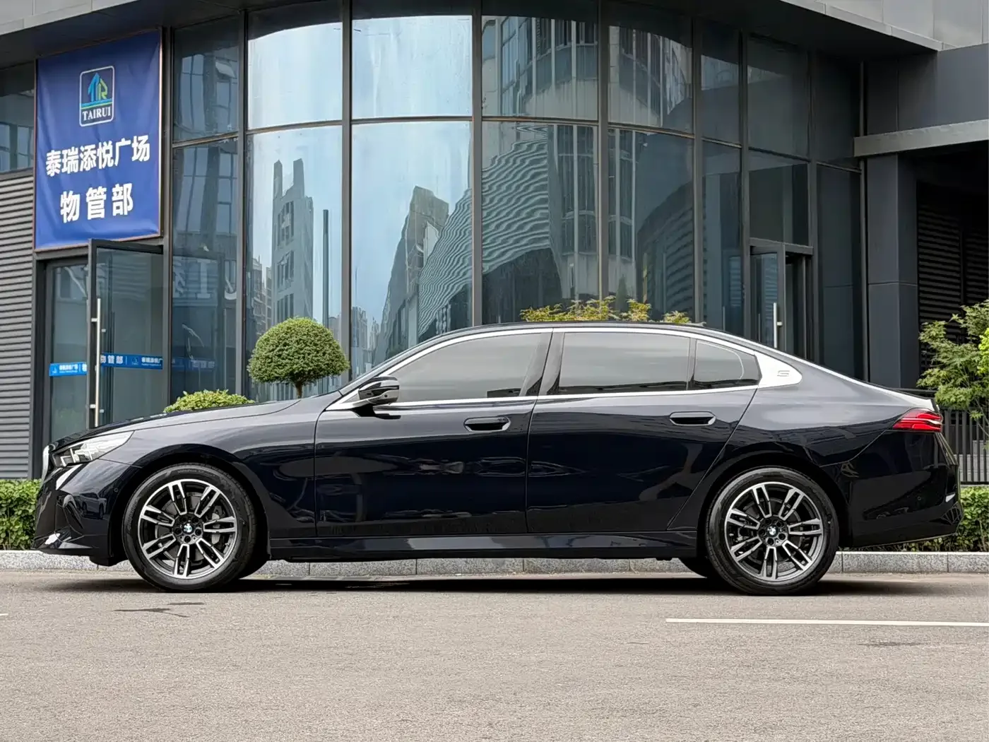 BMW BMW 5 Series 2026 530Li Leading M Sport Package — Фото автомобиля 5