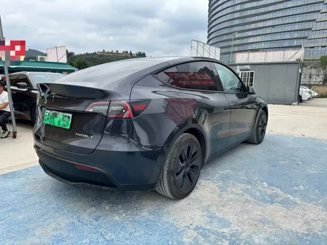 Tesla Model Y — Фото автомобиля 9