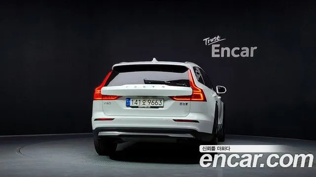 Вольво V60 V60 Cross Country 2 поколение B5 Ultimate AWD — Фото автомобиля 3