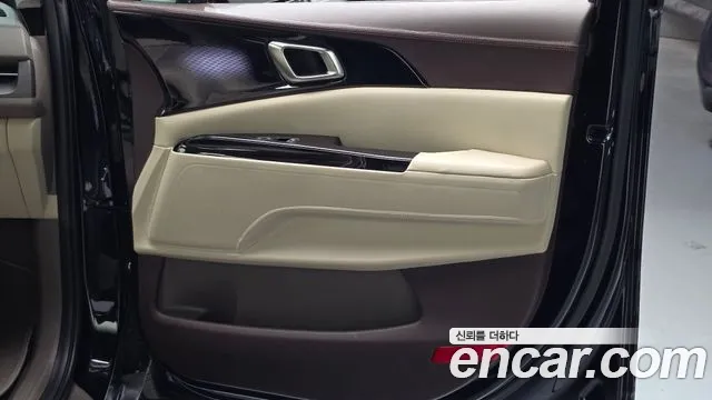 Kia Carnival Generation 4 — Фото автомобиля 14