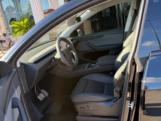Tesla Model Y — Фото автомобиля 11