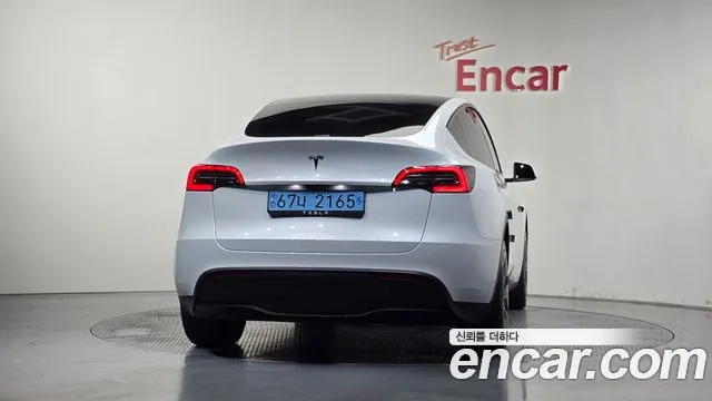 Tesla Model Y — Фото автомобиля 3