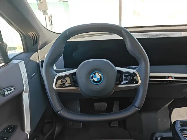 BMW iX — Фото автомобиля 15
